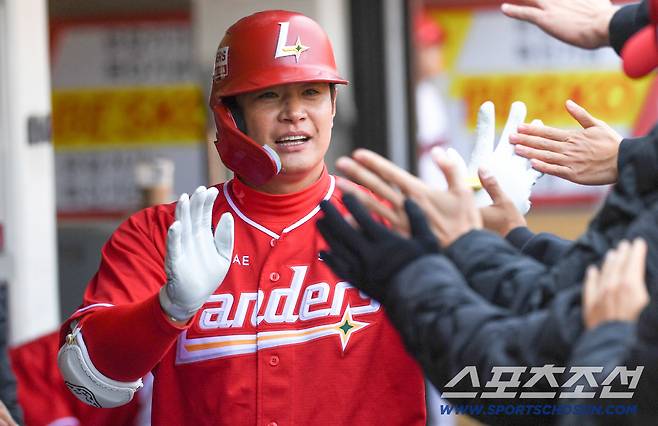 김재환은 이적 신고를 홈런포로 화끈하게 했다.