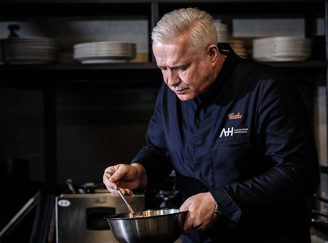 글로벌 프로젝트의 일환으로 한국을 찾은 독일의 미쉐린 2스타 셰프 알렉산더 허먼이 서울에서 영감을 받은 요리를 선보였다. 사진 휘슬러코리아