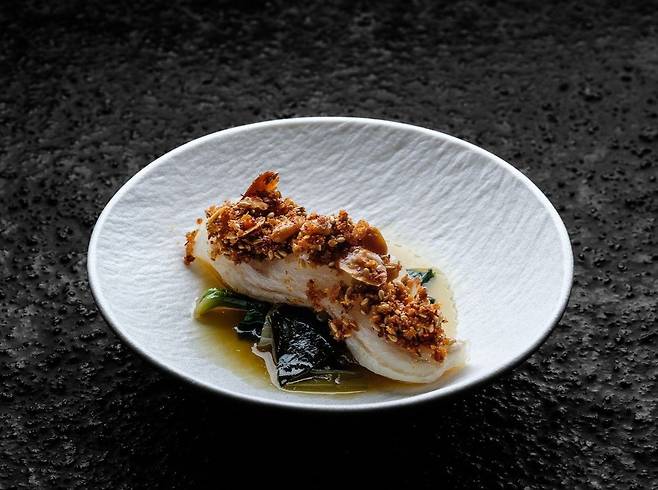 독일식 생선 요리를 한국 광어로 재해석한 요리. 한국의 수저 문화를 고려해 젓가락과 숟가락으로 먹기 편하게 구성했다. 사진 휘슬러코리아
