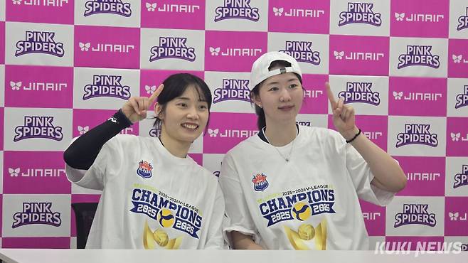 13일 오후 7시 인천 삼산월드체육관에서 열린 ‘진에어 2025~2026 V-리그’ 여자부 6라운드 흥국생명과 원정경기 승리 후 정규리그 우승을 확정한 강소휘(오른쪽)와 문정원이 인터뷰하고 있다. 김영건 기자