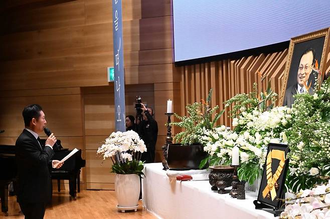 정청래 더불어민주당 대표가 14일 서울 동작구 원불교 소태산기념관에 열린 고 이해찬 전 국무총리 49재에서 추도사를 하고 있다. 연합뉴스