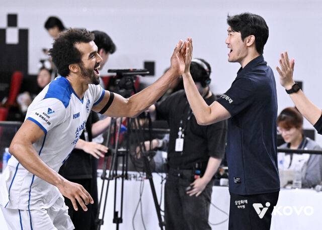 아히와 고준용 감독대행./KOVO