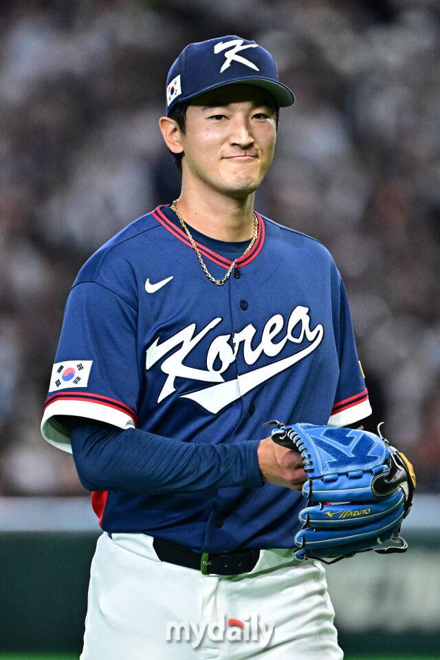 7일 일본 도쿄돔에서 열린 2026 월드 베이스볼 클래식(WBC) 조별리그 한국-일본 경기. 선발 투수 고영표가 2회말 수비를 마치고 더그아웃으로 들어가고 있다./마이데일리