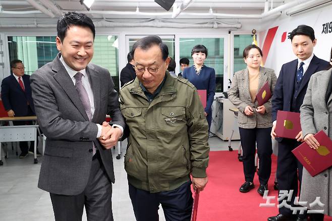 국민의힘 장동혁 대표와 이정현 공천관리위원장이 23일 서울 여의도 중앙당사에서 열린 제9회 전국동시지방선거 중앙당 공천관리위원회 공천 혁신 서약식을 마치고 손을 잡고 있다. 윤창원 기자
