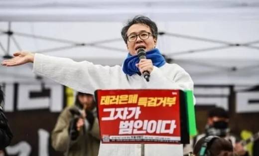 ▲소리꾼이자 한문교사로 재직했던 백금렬씨가 촛불집회에서 사회를 보고 있다ⓒ백금렬
