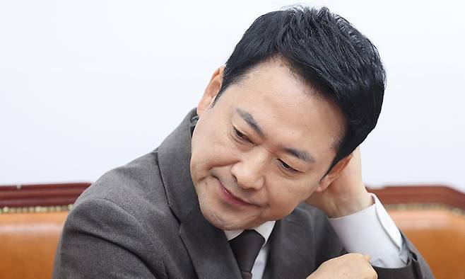 장동혁 국민의힘 대표가 12일 서울 여의도 국회에서 열린 최고위원회의에서 생각에 잠겨 있다. 뉴스1