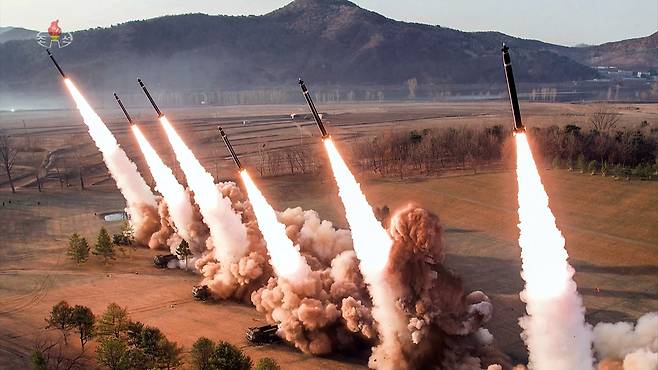 북한의 초대형방사포들이 2024년 3월 18일 발사차량에서 일제히 발사되고 있다. 조선중앙TV·연합뉴스