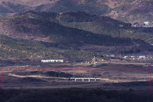 경기 파주시 접경지역에서 바라본 서부전선 비무장지대(DMZ) 일대 경의선 도로에 북한이 2024년 설치한 방벽의 모습(붉은색 표시). 세계일보 자료사진