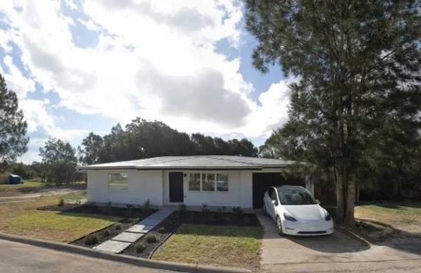 스페이스X로부터 임대한 약 5만 달러 가치의 조립식 주택에 거주하고 있다는 일론 머스크. 디마 제뉴크 엑스 캡처