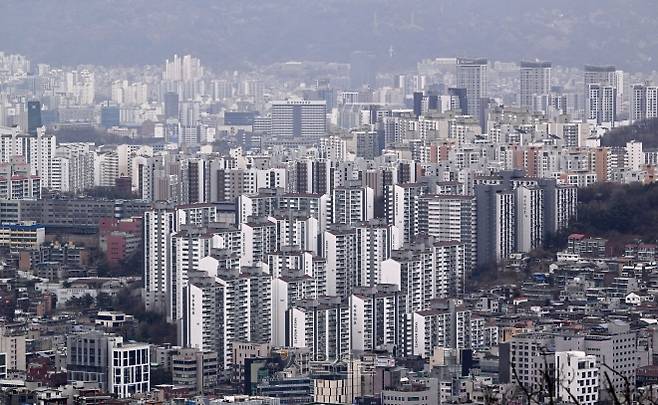 이재명 정부의 연이은 부동산 시장 안정화 대책으로 집값 상승 기대가 3년 7개월 만에 가장 큰 폭으로 떨어진 24일 서울 남산에서 바라본 서울시내 모습. 2026.2.24. 도준석 전문기자