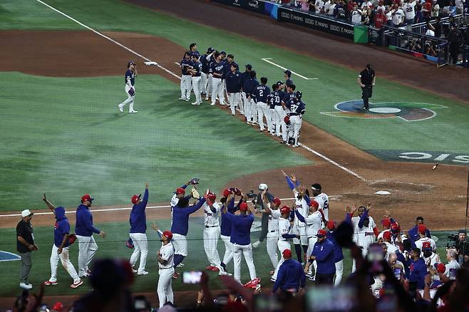 13일(현지시간) 미국 플로리다주 마이애미 론디포파크에서 열린 월드베이스볼클래식(WBC) 대한민국 대 도미니카공화국 준준결승전. 7회말 심판의 콜드게임 선언으로 0-10에 게임을 종료, 패배한 한국 선수들이 아쉬워하고 있다. 연합뉴스