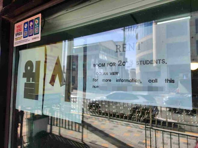 방을 구하는 외국인 유학생 찾습니다 (강원 고성=연합뉴스) 이상서 기자 = 강원 고성경동대 글로벌 캠퍼스 근처에 있는 한 부동산에 영어로 방을 내놓는다는 안내문이 붙어 있다. 2026.03.06 shlamalzel@yna.co.kr (끝)