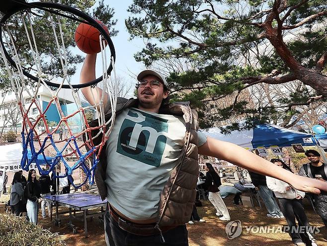 대학 생활도 '덩크슛' (수원=연합뉴스) 홍기원 기자 = 4일 경기도 수원시 아주대학교에서 열린 동아리 박람회에서 외국인 유학생이 농구 동아리 체험을 하고 있다. 2026.3.4 xanadu@yna.co.kr