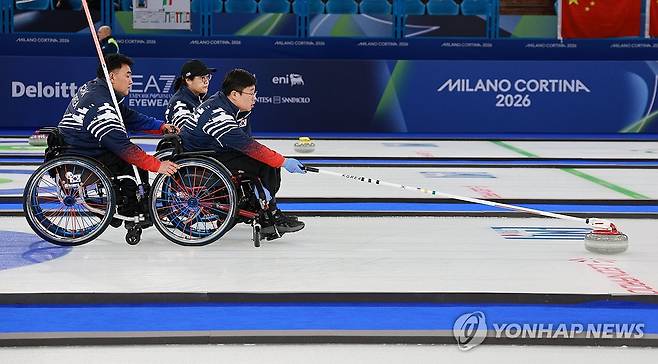 '집중 또 집중' (코르티나담페초=연합뉴스) 한종찬 기자 = 13일(현지시간) 이탈리아 코르티나 컬링 올림픽 스타디움에서 열린 2026 밀라노·코르티나담페초 동계 패럴림픽 휠체어컬링 혼성 4인조 준결승 대한민국 대 캐나다의 경기. 대한민국 대표팀의 이현출이 스톤을 밀고 있다. 2026.3.13 saba@yna.co.kr