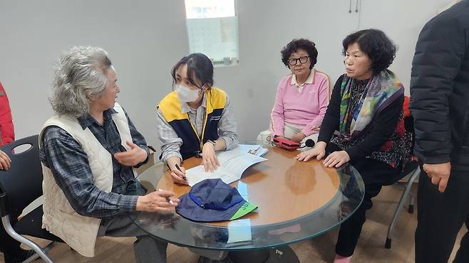 ▲ 지난 13일 오후 1시쯤 포천시 이동면 노곡3리 마을회관에서 포천시정신건강복지센터와 국가트라우마센터가 '0306 포천시 재난 심리지원 안내' 프로그램을 진행한 모습. 이날 행사에는 노곡2·3리 주민 70여 명이 참여해 '기념일 반응' 대응법 교육 및 개별 심리 상담을 진행했다. /김혜진 기자 trust@incheonilbo.com