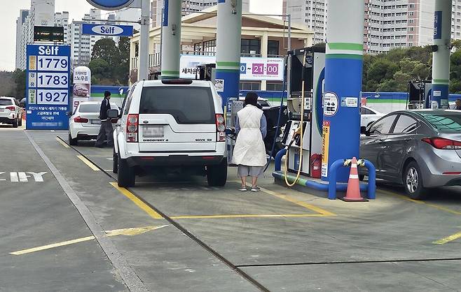 13일 석유 최고가격제 첫날 운전자들이 주유를 하고 있다. <사진=정병훈 기자>