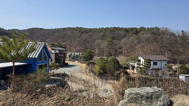 고복저수지가 내려다보이는 언덕 일대에는 펜션과 바베큐장, 캠핑장 등이 조금씩 자리를 잡아가고 있다. 사진/이은지 기자