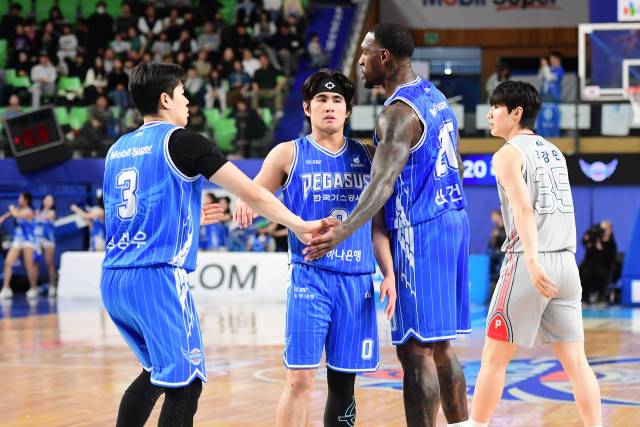 프로농구 대구 한국가스공사 페가수스의 정성우, 샘조세프 벨란겔, 라건아(왼쪽부터)가 14일 울산 현대모비스 피버스와의 경기에서 하이파이브를 하고 있다. KBL 제공