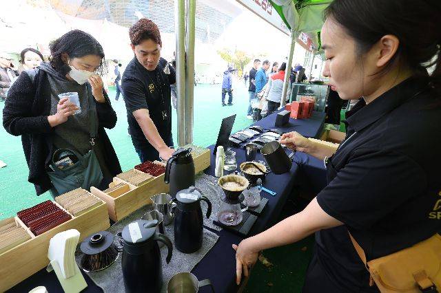 부산 영도구 아미르공원에서 ‘글로벌 영도커피페스티벌’을 찾은 시민들이 커피 시음을 하고 있다. 부산일보DB