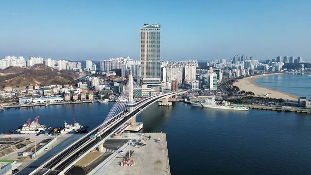 경북 포항시 남구 송도동에서 북구 항구동을 잇는 해상교량 '해오름교' 건설사업인 '효자~상원 간 도로 건설공사'가 지난 1월 완공됐다. 경북도 제공