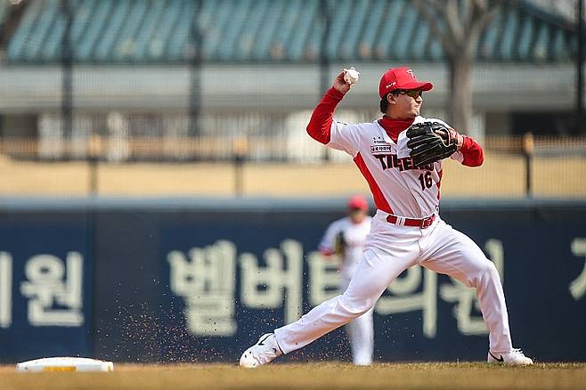 지난 12일 SSG와의 경기에서 수비 중인 윤도현. KIA구단 제공