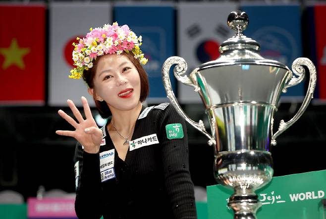 통산 네 번째 LPBA 월드챔피언십 우승을 이룬 김가영이 꽃관을 머리에 쓴 채 기뻐하고 있다. 사진=PBA