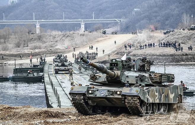 14일 경기도 연천군 일대에서 실시된 한미연합 제병협동훈련에서 K1A2 전차가 한국군 자주도하장비 수룡(KM3)과 미국 개량형 전술부교(IRB)가 결합한 연합부교를 통해 도하하고 있다. (육군 제공. 재판매 및 DB 금지) 2026.3.14 ⓒ 뉴스1
