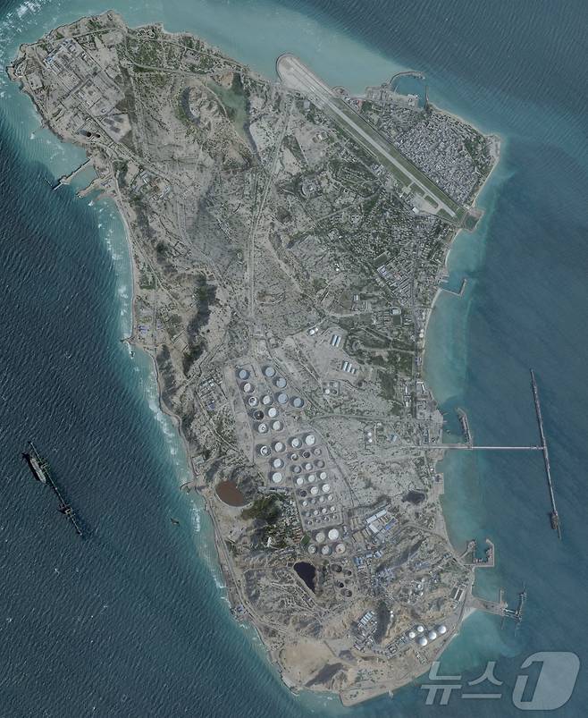 이란 하르그섬을 촬영한 위성 사진. 2026.02.25 ⓒ 로이터=뉴스1