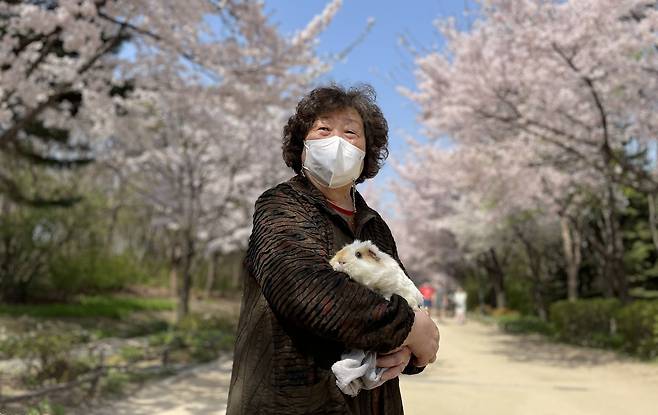 할머니 품에 안겨 산책 나온 아뉴(보호자 제공) ⓒ 뉴스1
