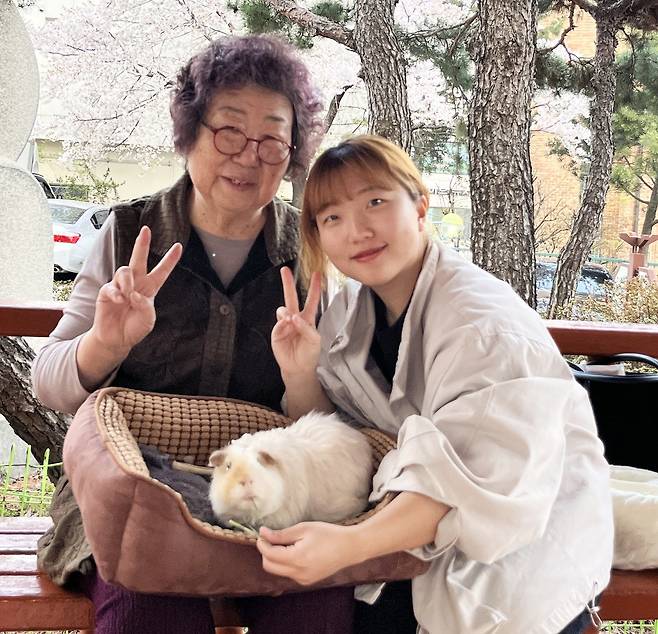 보호자와 할머니가 반려 기니피그 아뉴와 함께 사진을 찍고 있다(보호자 제공). ⓒ 뉴스1