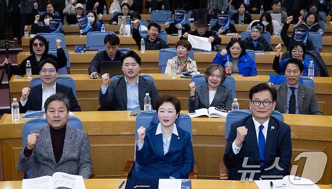 이언주 더불어민주당 최고위원을 비롯한 참석자들이 15일 서울 여의도 국회 의원회관에서 열린 뉴이재명 바람과 민주당 외연확장 전략 '뉴이재명을 논하다' 토론회에서 기념 촬영을 하고 있다. 앞줄 왼쪽부터 김영배 민주당 서울시장 예비후보, 이 최고위원, 송영길 전 민주당 대표. 2026.3.15 ⓒ 뉴스1 유승관 기자