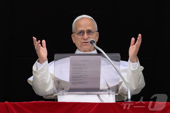 레오 14세 교황이 15일(현지시간) 바티칸 사도궁 창문에서 엔젤루스 기도를 인도하고 있다. 2026.3.15 ⓒ 로이터=뉴스1
