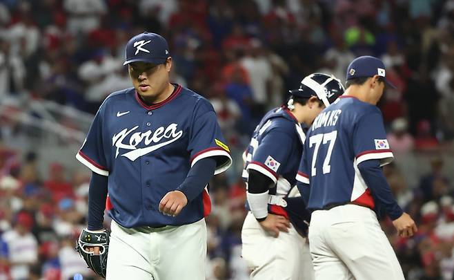 13일(현지시간) 미국 플로리다주 마이애미 론디포파크에서 열린 월드베이스볼클래식(WBC) 대한민국 대 도미니카공화국 준준결승전. 2회말 2사 1, 2루 한국 선발투수 류현진이 교체되고 있다. 사진 | 연합뉴스