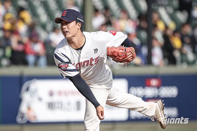 롯데 박정민이 14일 부산 사직구장에서 열린 2026 KBO리그 시범경기 LG전에 등판해 역투하고 있다. 사진 | 롯데 자이언츠