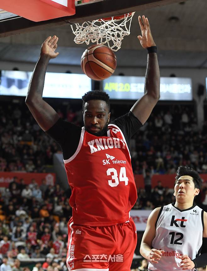 SK 자밀 워니가 17일 잠실학생체육관에서 열린 202-2026 프로농구 KT와 경기에서 덩크를 하고 있다. 잠실학생 | 박진업 기자 upandup@sportsseoul.com