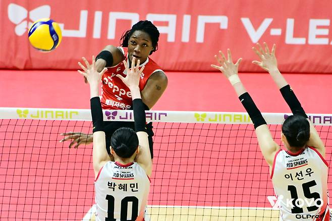 공격을 시도하는 조이. 제공 | 한국배구연맹