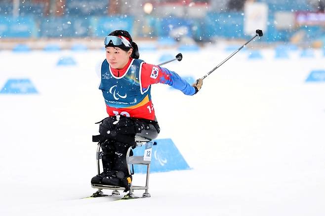 김윤지가 15일(현지시간) 이탈리아 테세로 크로스컨트리 스타디움 에서 열린 2026 밀라노·코르티나 동계패럴림픽 크로스컨트리 여자 좌식 20㎞ 인터벌 스타트에서 금메달을 따냈다. 한국 선수 역대 최초로 동계패럴림픽 2관왕 달성이다. 사진 | 대한장애인체육회