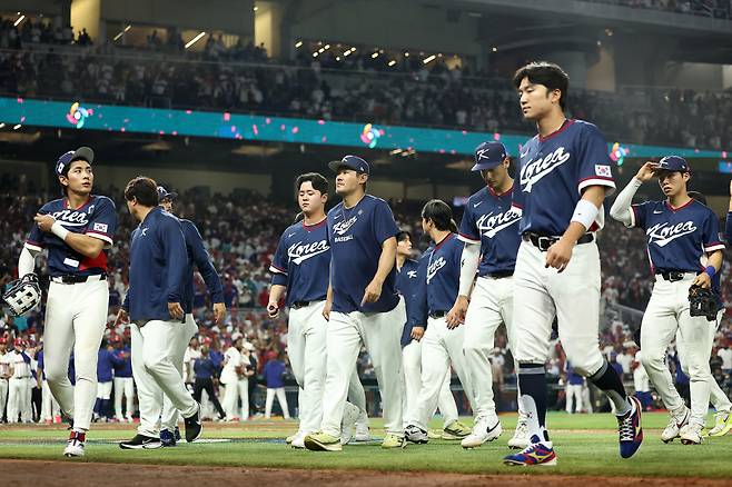 (마이애미=연합뉴스) 윤동진 기자 = 13일(현지시간) 미국 플로리다주 마이애미 론디포파크에서 열린 월드베이스볼클래식(WBC) 대한민국 대 도미니카공화국 준준결승전. 7회말 심판의 콜드게임 선언으로 0-10에 게임을 종료, 패배한 한국 선수들이 더그아웃으로 향하고 있다. 2026.3.14 연합뉴스