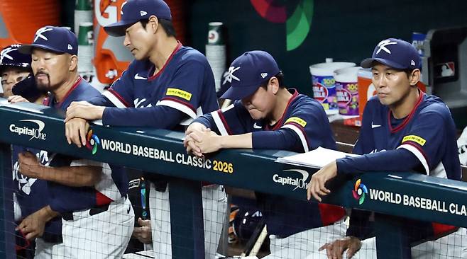 (마이애미=연합뉴스) 김인철 기자 = 13일(현지시간) 미국 플로리다주 마이애미 론디포파크에서 열린 월드베이스볼클래식(WBC) 대한민국과 도미니카공화국의 준준결승전 경기. 5회말 류지현 한국 감독이 아쉬워하며 잠시 고개를 숙이고 있다. 2026.3.14 연합뉴스