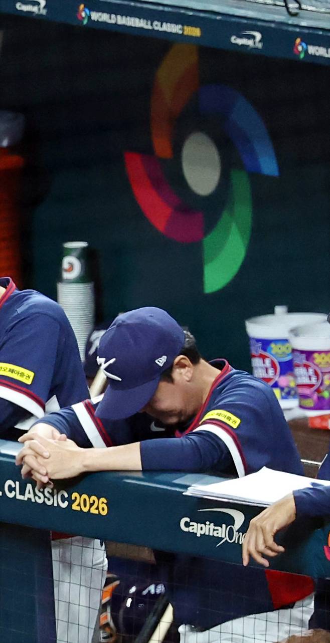 대량실점이 아쉬운 류지현 감독
(마이애미=연합뉴스) 김인철 기자 = 13일(현지시간) 미국 플로리다주 마이애미 론디포파크에서 열린 월드베이스볼클래식(WBC) 대한민국과 도미니카공화국의 준준결승전 경기. 5회말 류지현 한국 감독이 아쉬워하며 잠시 고개를 숙이고 있다. 2026.3.14
yatoya@yna.co.kr
(끝)
<저작권자(c) 연합뉴스, 무단 전재-재배포, AI 학습 및 활용 금지>