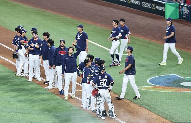 류지현호 WBC, 콜드게임으로 4강행 무산
(마이애미=연합뉴스) 김인철 기자 = 13일(현지시간) 미국 플로리다주 마이애미 론디포파크에서 열린 월드베이스볼클래식(WBC) 대한민국 대 도미니카공화국 준준결승전. 7회말 심판의 콜드게임 선언으로 0-10에 게임을 종료, 패배한 한국 선수들이 아쉬워하고 있다. 2026.3.14
yatoya@yna.co.kr
(끝)
<저작권자(c) 연합뉴스, 무단 전재-재배포, AI 학습 및 활용 금지>