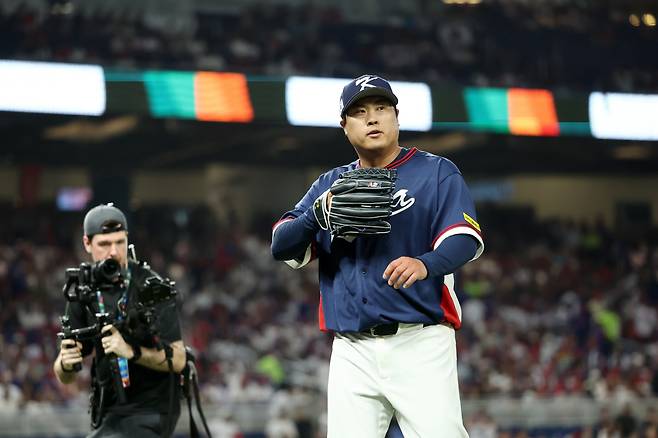 1회 호투 선보인 류현진
(마이애미=연합뉴스) 윤동진 기자 = 13일(현지시간) 미국 플로리다주 마이애미 론디포파크에서 열린 월드베이스볼클래식(WBC) 대한민국 대 도미니카공화국 준준결승전. 한국 선발투수 류현진이 1회 말을 무실점으로 막은 후 더그아웃으로 향하고 있다. 2026.3.14
mon@yna.co.kr
(끝)
<저작권자(c) 연합뉴스, 무단 전재-재배포, AI 학습 및 활용 금지>