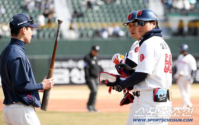 상대 실책으로 출루한 유강남도 머쓱한 표정이었다.