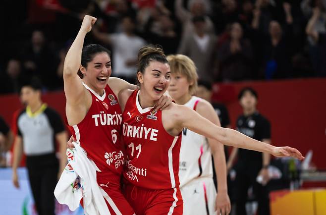 ◇튀르키예 여자농구 대표팀 선수들이 15일 튀르키예 이스탄불에서 열린 일본과의 FIBA 여자농구 월드컵 최종예선에서 승리를 거둔 후 기뻐하고 있다. 사진제공=FIBA