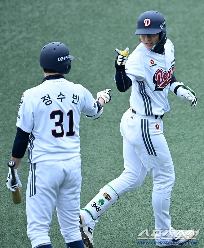 15일 이천베어스파크에서 열린 삼성과 두산의 시범경기. 4회말 2사 1,2루 두산 박찬호가 좌월 3점홈런을 치고 정수빈과 기쁨을 나누고 있다. 이천=허상욱 기자wook@sportschosun.com/2026.03.15/