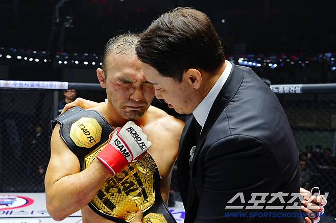 김수철이 양지용을 꺾고 글로벌 토너먼트 밴텀급 결승전서 승리한 뒤 로드FC 정문홍 회장으로부터 챔피언 벨트를 건네받고 기쁨의 눈물을 흘리고 있다. 사진제공=로드FC