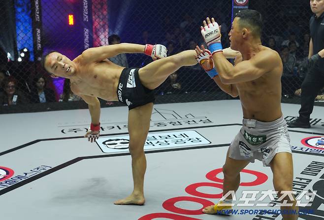 김수철이 양지용에게 킥 공격을 하고 있다. 사진제공=로드FC