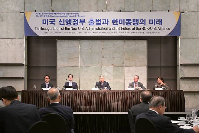 2024년 1월 8일 서울 플라자 호텔에서 열린 한국국가전략연구원 - 미국브루킹스연구소 국제회의에서 미국 신행정부 출범과 인ㆍ태 및 한반도에서의 한미 협력을 주제로 제1섹션이 진행되고 있다. 왼쪽부터 박원곤 이화여대 교수, 앤드류 여 브루킹스연구소 한국석좌 , 김 숙 전 주유엔대사, 브루스 클링너 헤리티지재단 선임연구원, 이호령 한국국방연구원 책임연구위원. 이날 회의에 이어 9일 비공개 세션에서 이상희 전 국방부 장관이 트럼프 2기의 상황을 전제로 핵무장해야 한다고 주장했다./고운호 기자