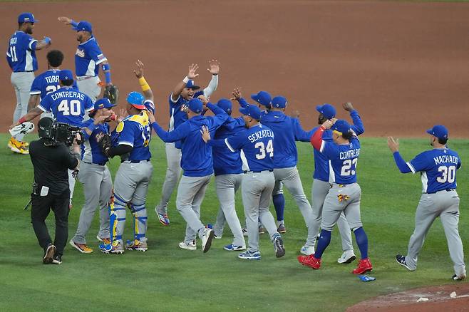 15일(한국시간) 미국 플로리다주 마이애미 론디포 파크에서 열린 2026 WBC 8강전에서 베네수엘라가 읿본을 8대5로 꺾고 기뻐하고 있다. /AP 연합뉴스