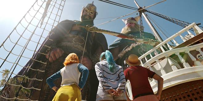 모험 중 도착한 섬 ‘리틀 가든’에서 거인들과 마주한 ‘나미’(왼쪽부터), ‘비비’(차리트라 찬드란), ‘루피’. 대부분 장면에서 CG가 자연스럽게 사용됐다./넷플릭스